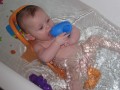 Elya dans son bain avec son bateau bleu - 003 * 1024 x 768 * (109KB)